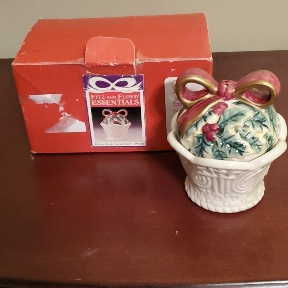 Fitz And Floyd Essentials Salt And Pepper Shakers Holiday Wreath Pattern